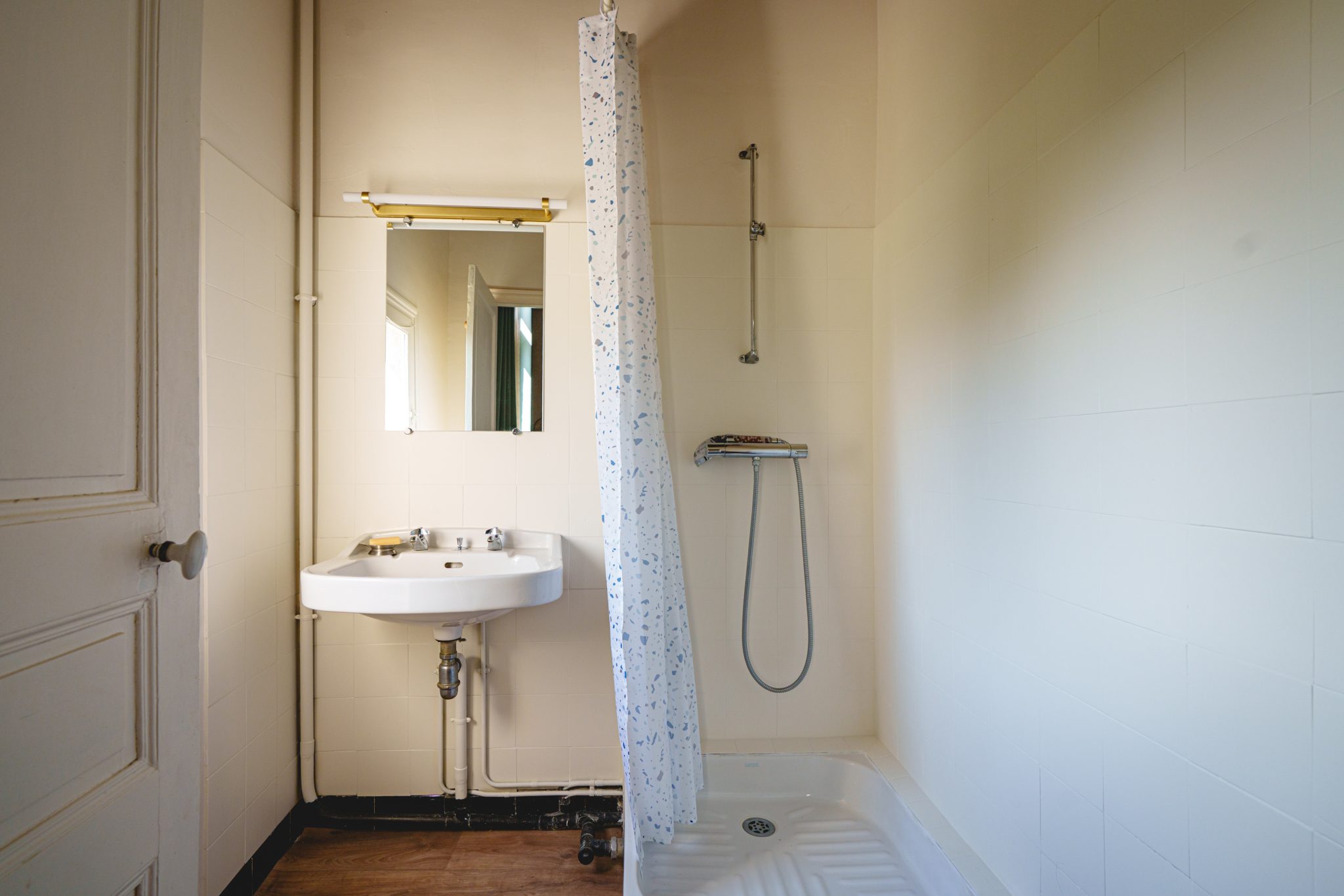 Grands Gite de groupe à Saumur et Angers : salle demain avec douche