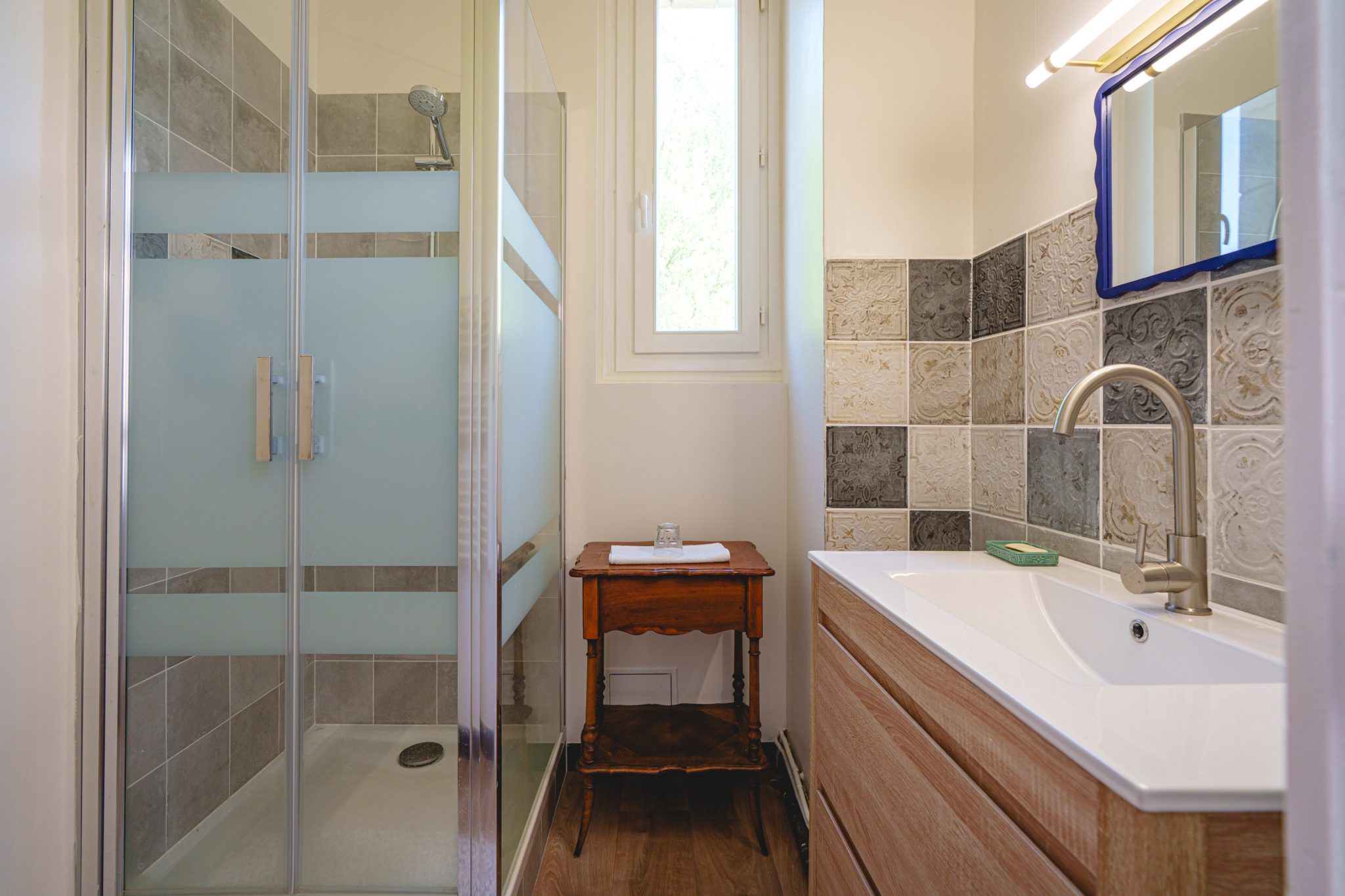 Grands Gite de groupe à Saumur et Angers : salle de bain avec douche dans le chateau
