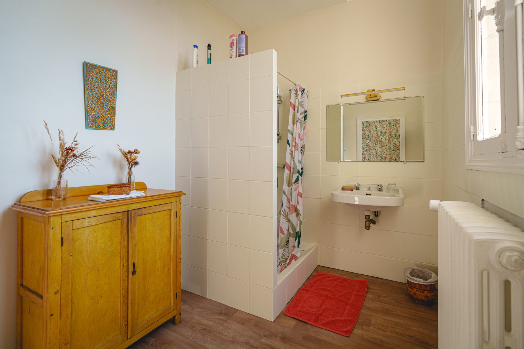 Location Château Sainte Radegonde : salle de bain avec douche