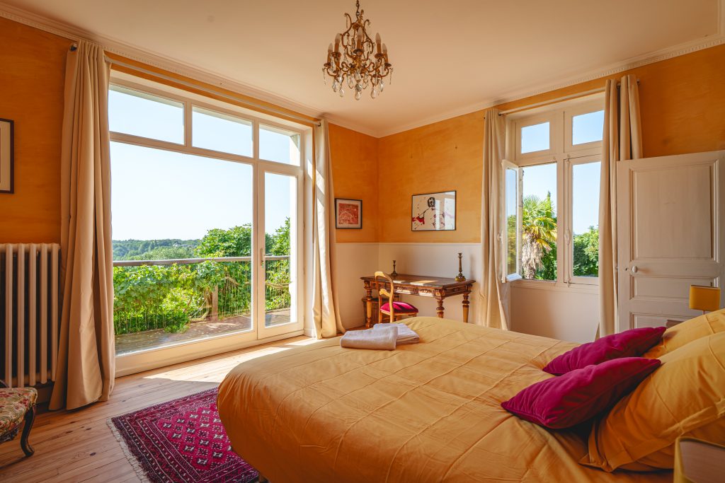Location Château Sainte Radegonde : chambre avec balcon vue sur Loire et sur Saumur