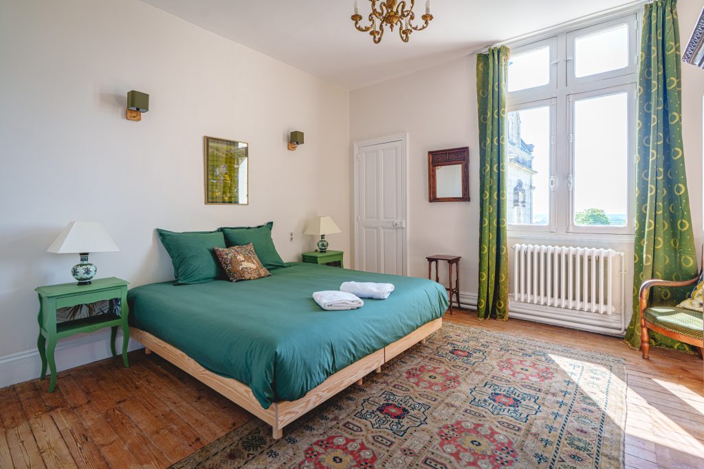 Location Château Sainte Radegonde : chambre avec vue sur Loire et Saumur