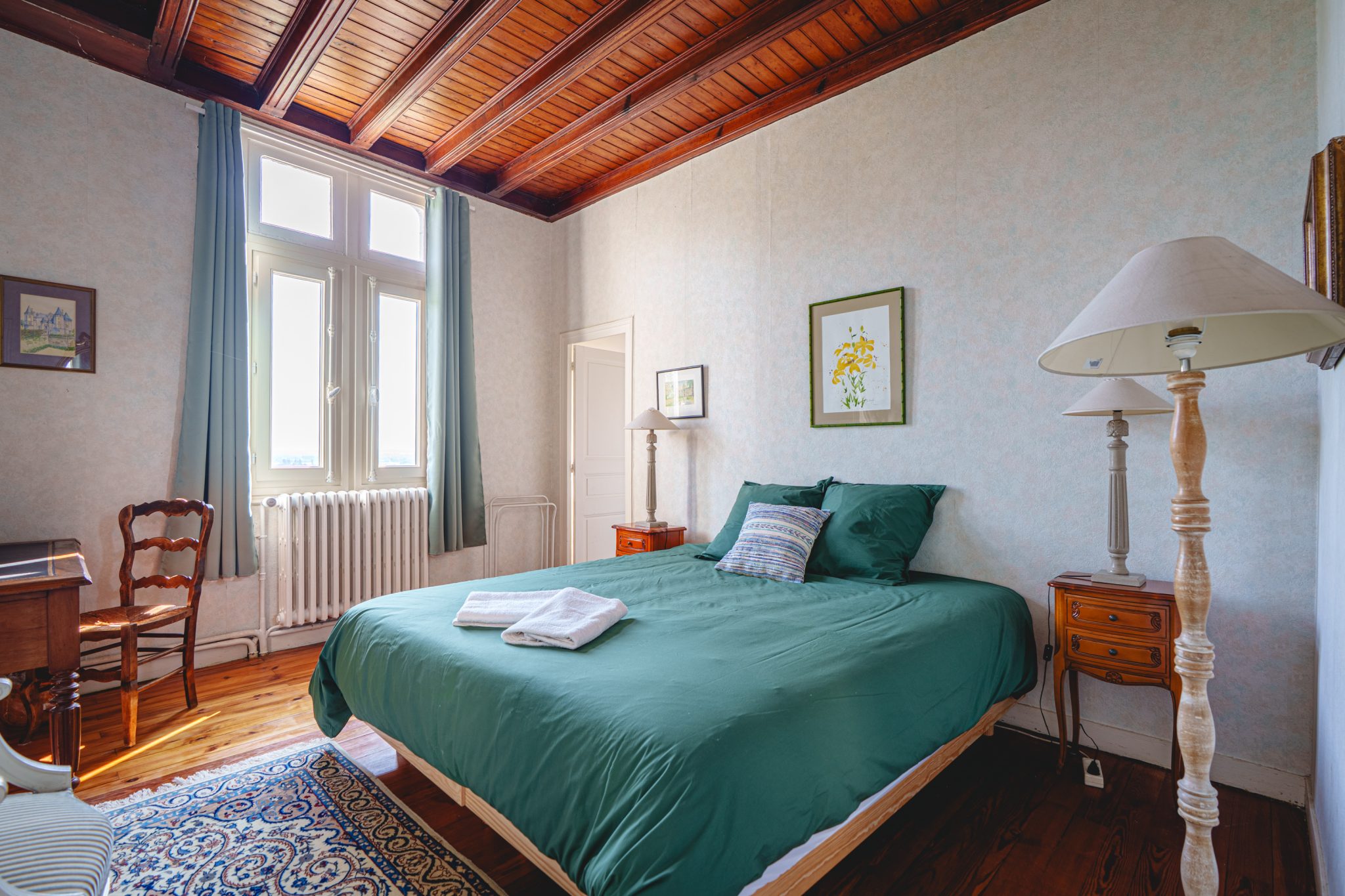 Grands Gite de groupe à Saumur et Angers : chambre avec vue sur le jardin clôturé